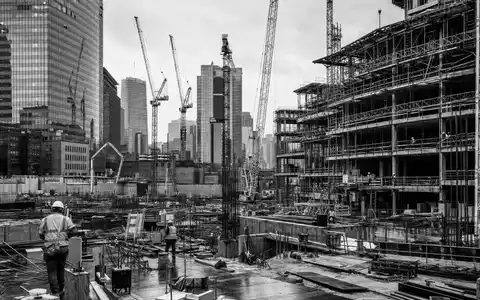 Schwarzweiß-Reportagefoto dokumentiert Baustelle, passend zu Great Portland Estates plc, ISIN GB00B01FLL16, Immobilienentwicklung - Foto: THN