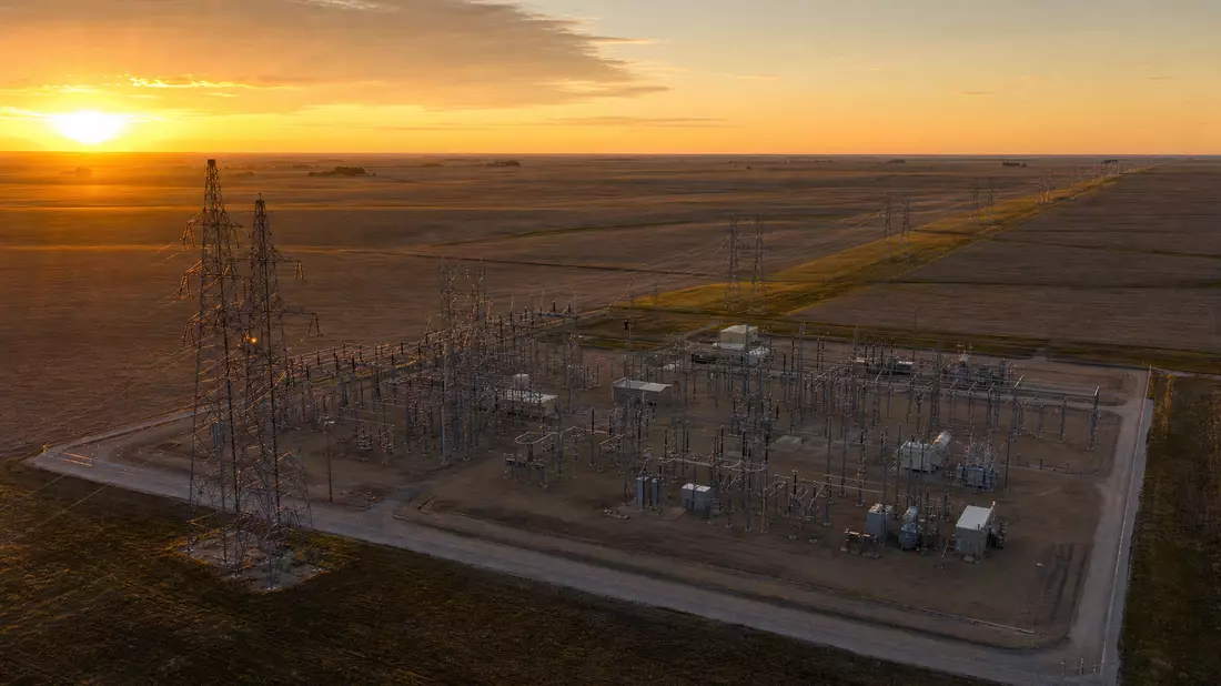 Fotorealistisches Evergy-Umspannwerk bei Sonnenaufgang in der Kansas-Ebene