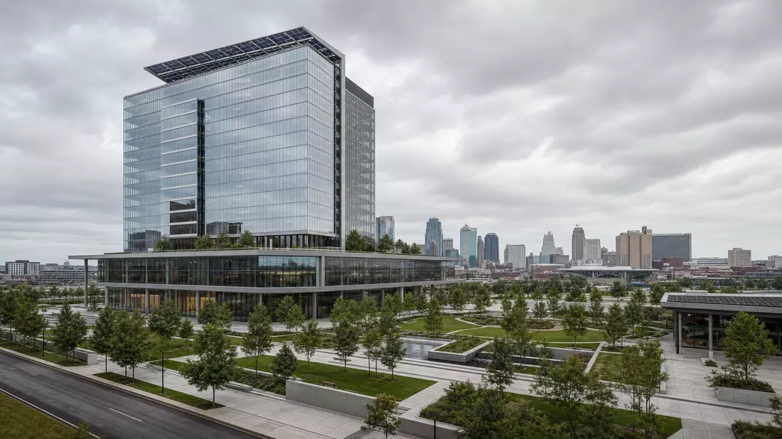 Architektur-Render eines modernen Evergy-Büroturms mit Solaranlage in Kansas City