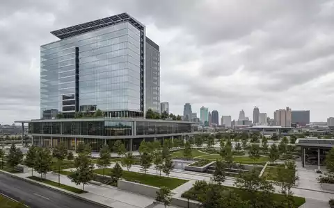Evergy US30034W1064 modernes gläsernes Unternehmensgebäude in Kansas City mit Solarpanelen als CGI-Architekturrender - Foto: THN