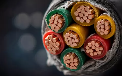 Evergy US30034W1064 Kupferkabelquerschnitt im extremen Makro zeigt farbige Isolierungen mit Bokeh-Unschärfe im Hintergrund - Foto: THN