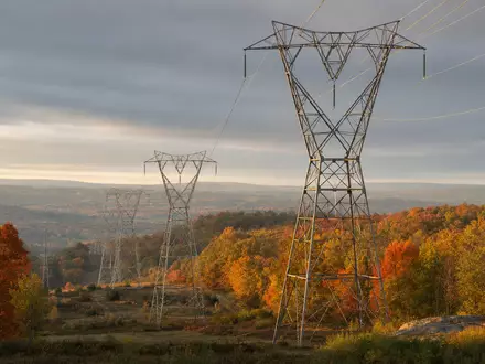 Eversource Energy betreibt Hochspannungsmasten im herbstlichen Neuengland als Versorger US30040W1080 im Nordosten - Foto: THN