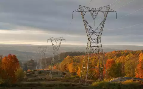 Eversource Energy betreibt Hochspannungsmasten im herbstlichen Neuengland als Versorger US30040W1080 im Nordosten - Foto: THN