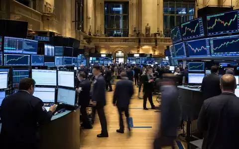 Eversource Energy NYSE Handelssaal mit Versorgersektorcharts auf Monitoren zeigt Börsenhandel der ISIN US30040W1080 - Foto: THN