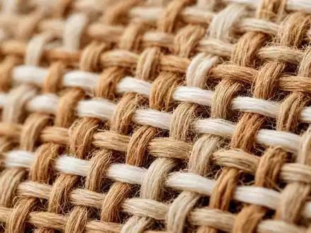 Etsy Inc. Makro-Detailaufnahme handgewebter Leinenstoff-Textur typisch für den ISIN US29786A1060 E-Commerce Handwerk-Sektor - Foto: THN