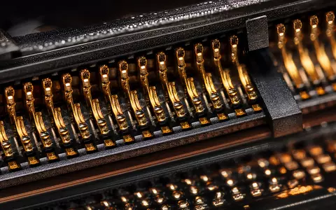Amphenol Corp. Nahaufnahme vergoldeter Steckverbinder Kontaktstifte im Makro Stil ISIN US0320951017 Elektronik - Foto: THN