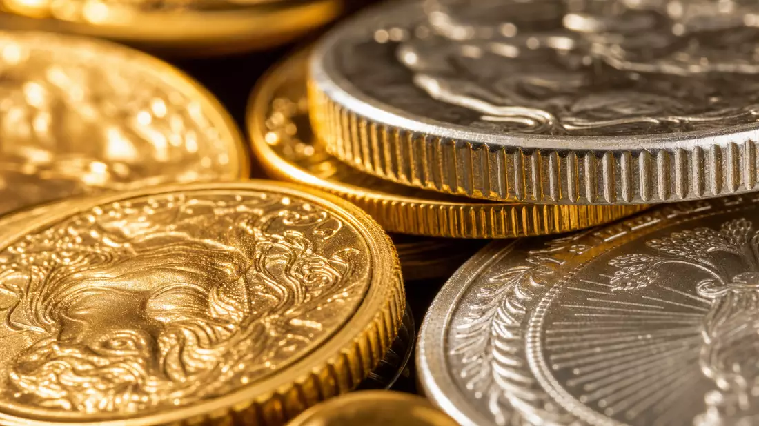 Extreme Nahaufnahme von Gold- und Silbermünzen mit reliefierten Prägungen und Metallglanz