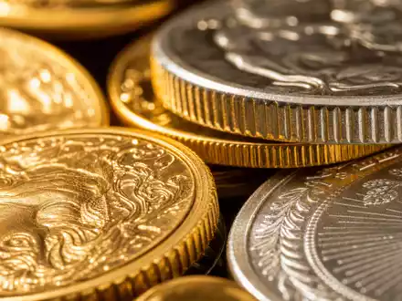 Ameriprise Financial Inc. US03076C1062 extreme Makro Nahaufnahme gestapelter Gold und Silbermünzen mit Metallglanz - Foto: THN