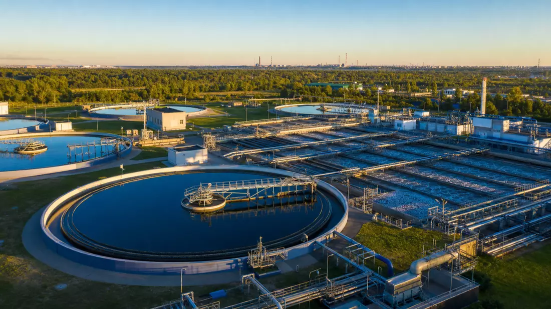 Luftaufnahme einer modernen Wasseraufbereitungsanlage bei Sonnenuntergang