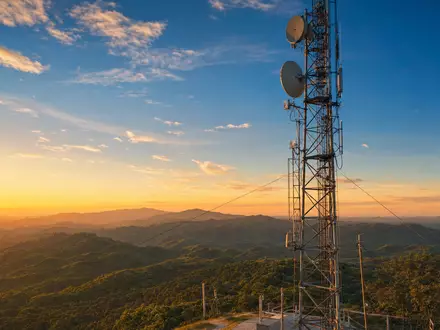 American Tower Corp. betreibt Mobilfunkturm im Bergpanorama, ISIN US03027X1000 notiert an der NYSE - Foto: THN