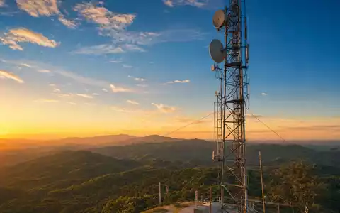 American Tower Corp. betreibt Mobilfunkturm im Bergpanorama, ISIN US03027X1000 notiert an der NYSE - Foto: THN