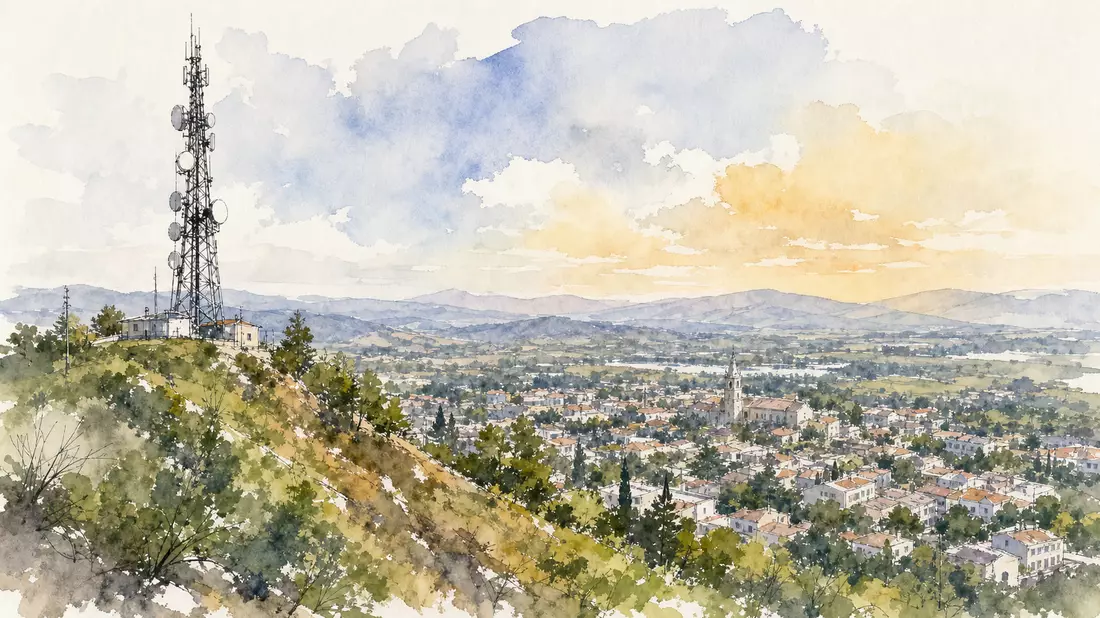 Aquarell eines Kommunikationsturms auf Hügel über kleiner Stadt