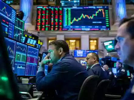 American Tower Corp. am NYSE-Handelsparkett mit Telekomsektor-Charts und ISIN US03027X1000 im Fokus - Foto: THN