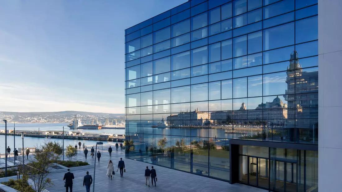 Modernes Glasbürogebäude am Hafen von Triest, Menschen gehen auf Plaza vor Fassade