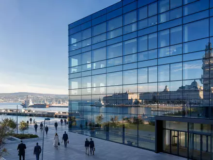 Fotorealistische Glasfassade eines modernen Bürogebäudes in Triest, Sitz von Assicurazioni Generali S.p.A., ISIN IT0000062072, Hafenblick - Foto: THN