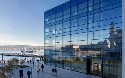 Fotorealistische Glasfassade eines modernen Bürogebäudes in Triest, Sitz von Assicurazioni Generali S.p.A., ISIN IT0000062072, Hafenblick - Foto: THN