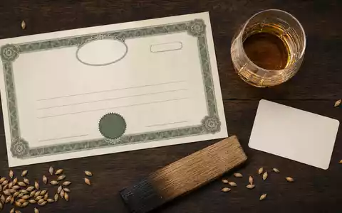 Diageo plc GB0002374006 illustriert im Flatlay ein Aktienzertifikat, eine ISIN-Karte und typische Spirituosen-Utensilien auf Holztisch - Foto: THN