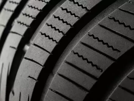 Compagnie Générale des Établissements Michelin FR001400AJ45 fokussiert Makroaufnahme eines Gummireifenprofils mit feinen Rillen und Texturdetails - Foto: THN
