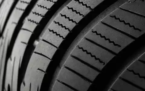 Compagnie Générale des Établissements Michelin FR001400AJ45 fokussiert Makroaufnahme eines Gummireifenprofils mit feinen Rillen und Texturdetails - Foto: THN