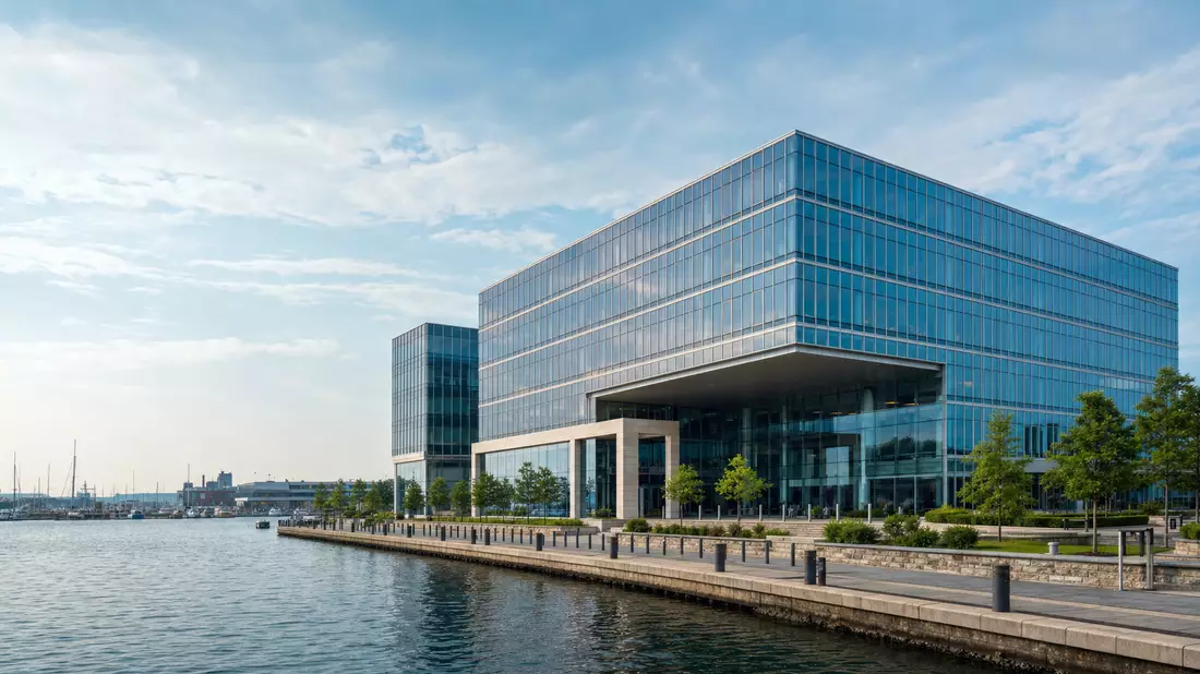 Modernes Bürogebäude eines internationalen Versicherers an der Küste