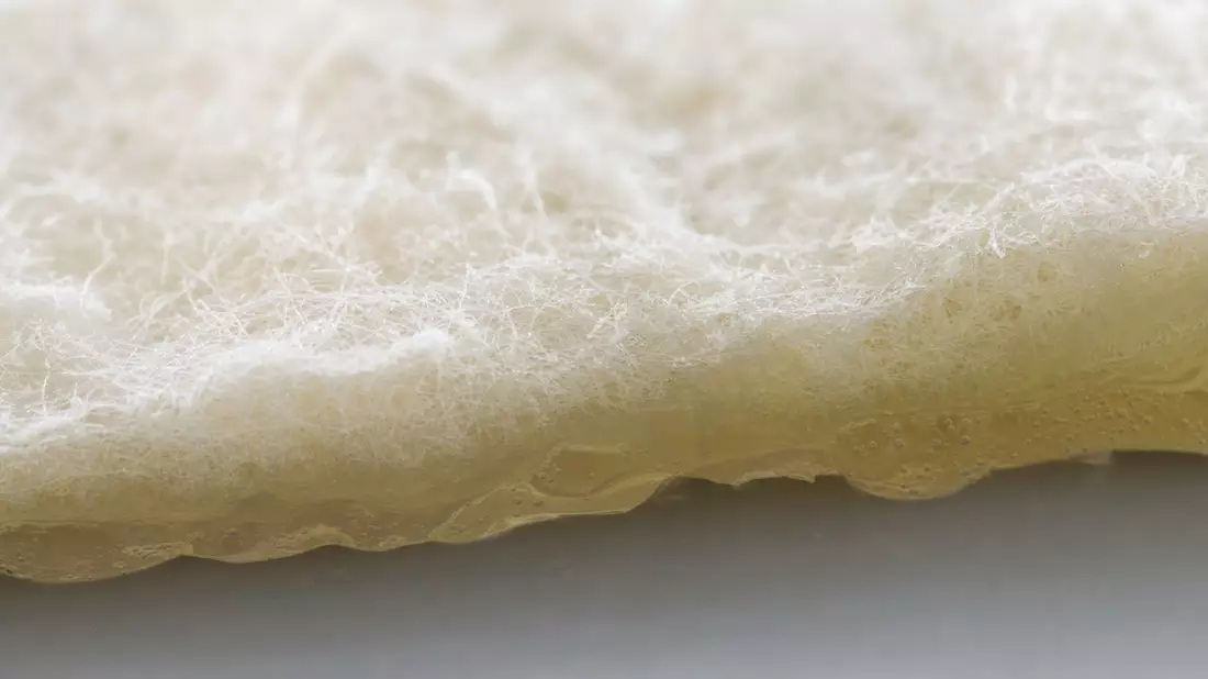Extreme Makroaufnahme der Faser- und Gelstruktur einer Wundauflage