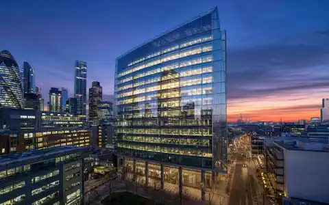 Lancashire Holdings Limited BMG5361W1047 zeigt moderne Bürotürme im Finanzviertel London bei abendlicher Dämmerung dargestellt - Foto: THN