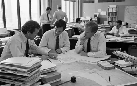 Lancashire Holdings Limited BMG5361W1047 dokumentiert Underwriter bei sorgfältiger Risikoprüfung in klassischer Schwarzweiß-Reportage-Fotografie festgehalten - Foto: THN