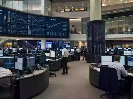 Lancashire Holdings Limited BMG5361W1047 zeigt eine Börsenredaktion mit Versicherungssektor-Charts an der belebten Londoner Börse - Foto: THN