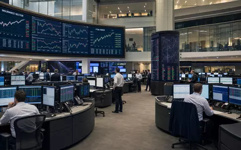 Lancashire Holdings Limited BMG5361W1047 zeigt eine Börsenredaktion mit Versicherungssektor-Charts an der belebten Londoner Börse - Foto: THN