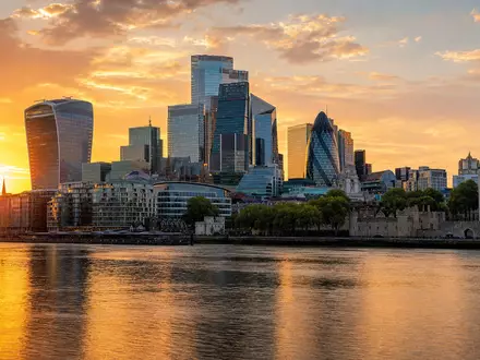 Man Group plc JE00BJ1DLW90 zeigt modernes Finanzviertel London mit Wolkenkratzern für alternative Investmentstrategien - Foto: THN