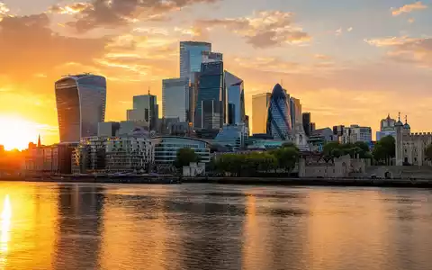 Man Group plc JE00BJ1DLW90 zeigt modernes Finanzviertel London mit Wolkenkratzern für alternative Investmentstrategien - Foto: THN