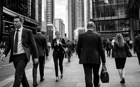 Man Group plc JE00BJ1DLW90 dokumentiert Schwarzweiß-Reportage aus Finanzdistrikt mit Börsenhändlern und Vermögensverwaltungs-Atmosphäre in London - Foto: THN