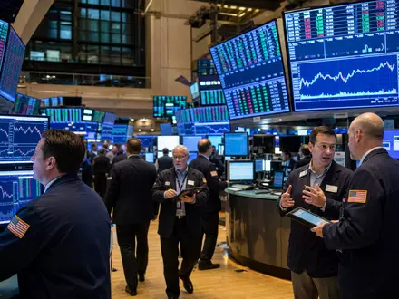 Man Group plc JE00BJ1DLW90 inszeniert Börsen-Editorial am Trading-Floor der Londoner Börse mit Finanzcharts und Kursanzeigen - Foto: THN