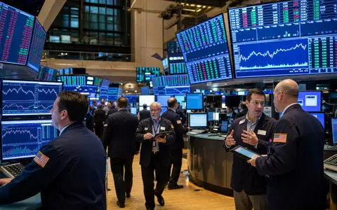 Man Group plc JE00BJ1DLW90 inszeniert Börsen-Editorial am Trading-Floor der Londoner Börse mit Finanzcharts und Kursanzeigen - Foto: THN