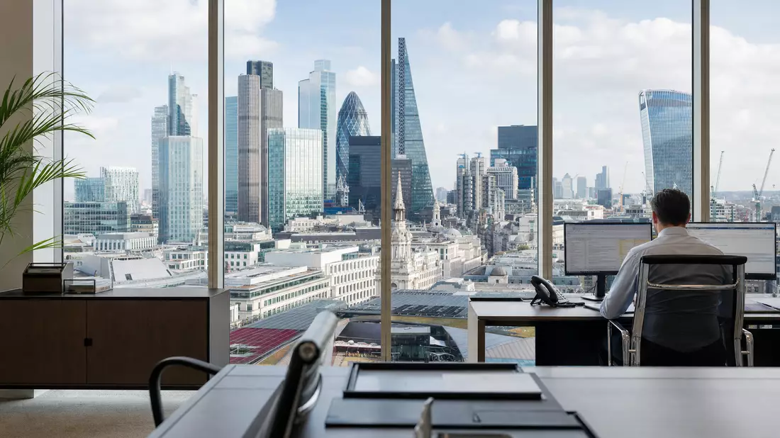 Fotorealistisches Bürofoto mit Londoner Skyline und Versicherungsarbeitsplatz