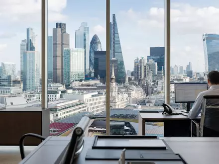Fotorealistisches Büro mit Skyline zeigt Beazley plc (GB00BY9D0Y18) als Spezialversicherer im Finanzviertel London - Foto: THN