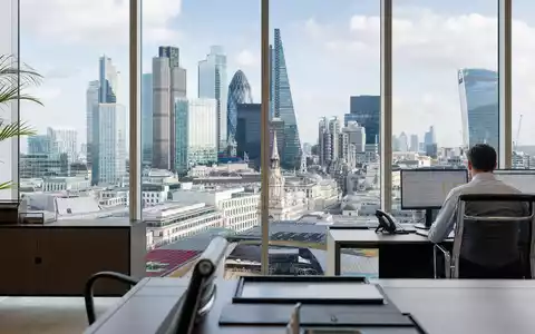 Fotorealistisches Büro mit Skyline zeigt Beazley plc (GB00BY9D0Y18) als Spezialversicherer im Finanzviertel London - Foto: THN
