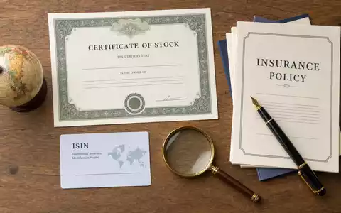 Flatlay mit Aktienzertifikat und ISIN-Karte veranschaulicht Investment in Beazley plc, Wertpapierkennung GB00BY9D0Y18 für Anleger - Foto: THN