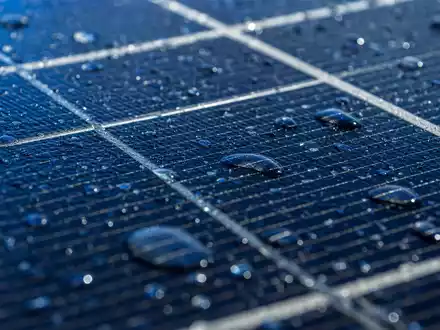 SMA Solar Technology DE000A0DJ6J9 zeigt eine Makroaufnahme einer monokristallinen Solarzelle mit Wassertropfen - Foto: THN