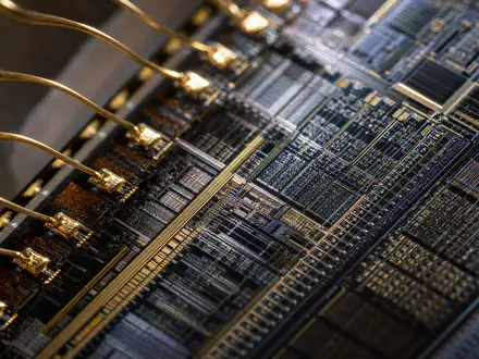 Makroaufnahme einer Mikrochip-Oberfläche zeigt Schaltkreisstrukturen, passend zum Kerngeschäft von Skyworks Solutions mit ISIN US83088M1027 - Foto: THN