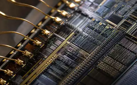 Makroaufnahme einer Mikrochip-Oberfläche zeigt Schaltkreisstrukturen, passend zum Kerngeschäft von Skyworks Solutions mit ISIN US83088M1027 - Foto: THN