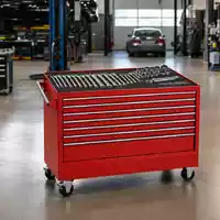 Fotorealistische Werkstatt zeigt roten Werkzeugwagen, Snap-on Inc. steht symbolisch für ISIN US8330341012 Werkzeugbranche - Foto: THN