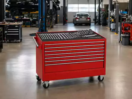 Fotorealistische Werkstatt zeigt roten Werkzeugwagen, Snap-on Inc. steht symbolisch fĂŒr ISIN US8330341012 Werkzeugbranche - Foto: THN