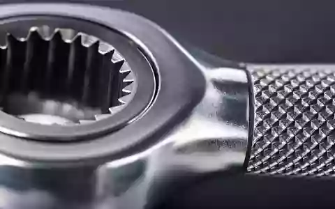 Makroaufnahme von poliertem Werkzeugstahl zeigt Präzision der Branche von Snap-on Inc., ISIN US8330341012, im Detail - Foto: THN