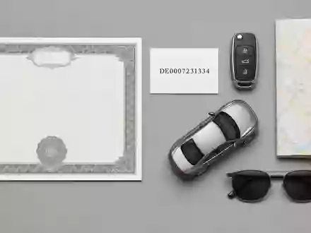 Flatlay-Arrangement mit Aktienzertifikat und ISIN-Karte repräsentiert die Sixt SE Aktie DE0007231334 im Anlageportfolio - Foto: THN