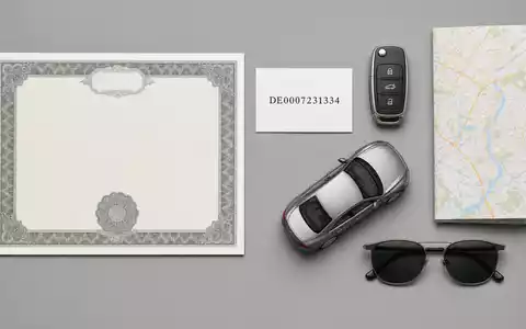 Flatlay-Arrangement mit Aktienzertifikat und ISIN-Karte repräsentiert die Sixt SE Aktie DE0007231334 im Anlageportfolio - Foto: THN