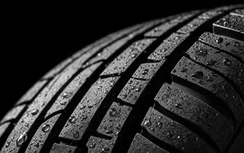 Makroaufnahme eines Reifenprofils mit Wassertropfen zeigt ein zentrales Produktdetail von Sixt SE DE0007231334 - Foto: THN
