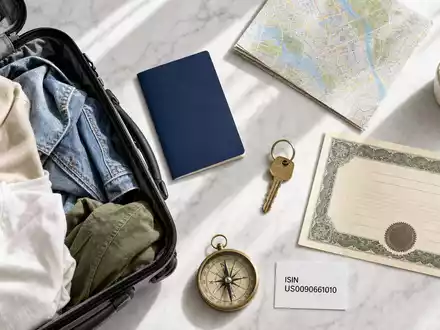 Airbnb Inc. US0090661010 Flatlay mit Koffer Reisepass Karte Schlüssel Aktien-Zertifikat und ISIN-Karte - Foto: THN