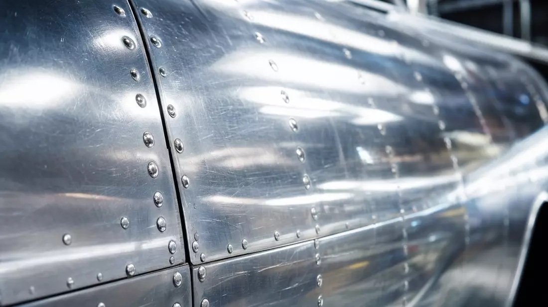Nahaufnahme polierter Flugzeug-Aluminiumhaut mit Nieten und Fugen