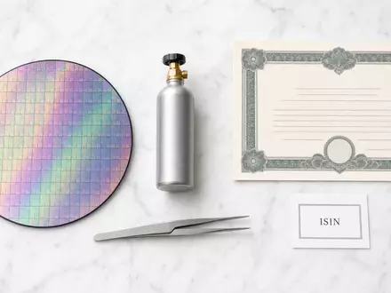 AIXTRON SE DE000A0WMPJ6 Flatlay auf Marmor mit Silizium-Wafer Gasflasche Pinzette Aktienzertifikat und ISIN-Karte - Foto: THN